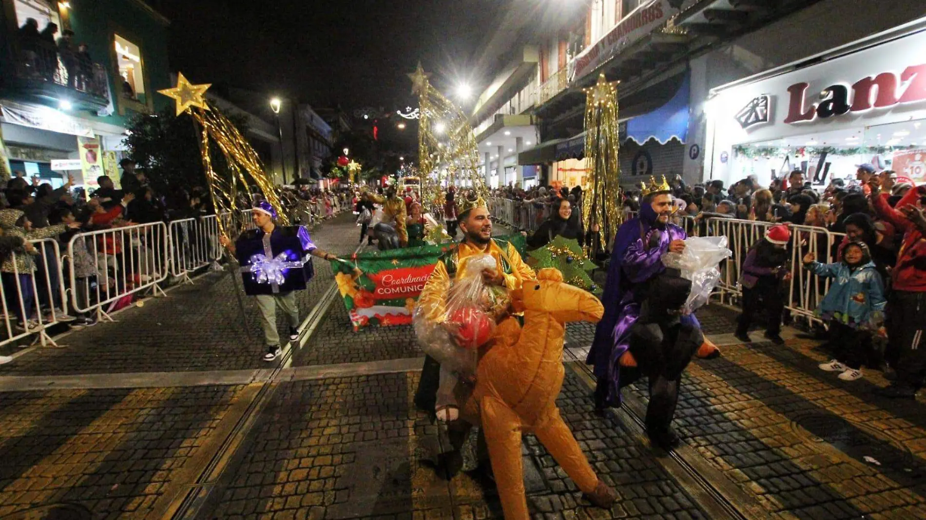 ¡Desfile de Ramas Iluminado fue un éxito en Xalapa! 